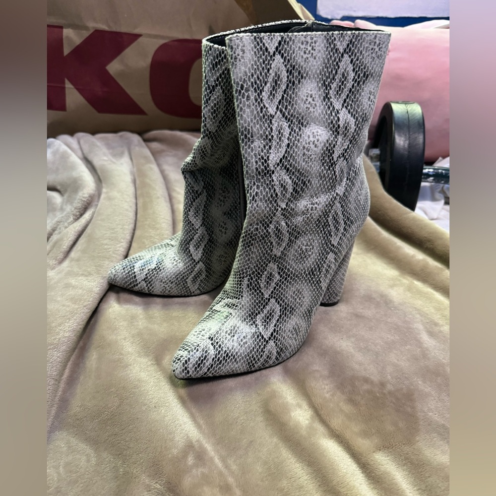 Fashion nova boots.
Size:6
Used in box 
Snake